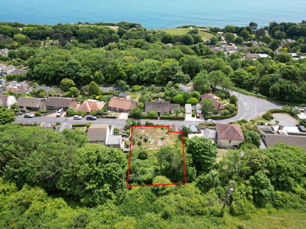 Lot: 28 - BUILDING PLOT WITH PLANNING - Overhead view of the plot looking out to sea